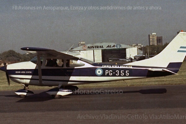 El Cessna 182 PG-355 fotografiado en Aeroparque en los 70