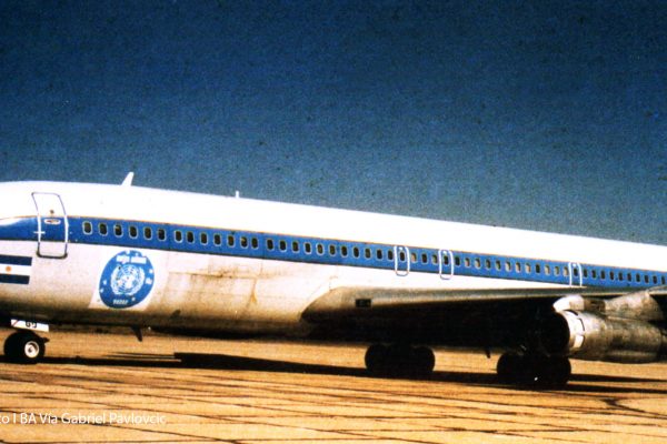 El LV-LGO estacionado en la IBA aún con los logotipos de la ONU pegados en su fuselaje