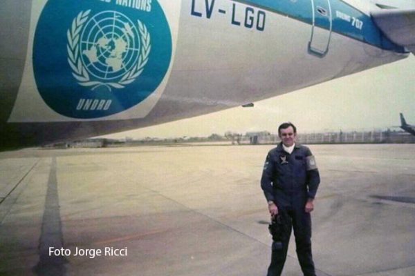 El Logo de la ONU pegado en la parte trasera del avión cercana a la matrícula y el Suboficial Jorge Ricci integrante de la misión