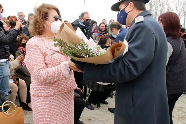 Entrega de ramo florar a la viuda  del My (PM) García Cuerva por parte del Brigadier Palumbo