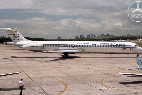 McDonnell Douglas Super MD-81 YU-AJZ de la empresa Inex Adria alquilado por Austral