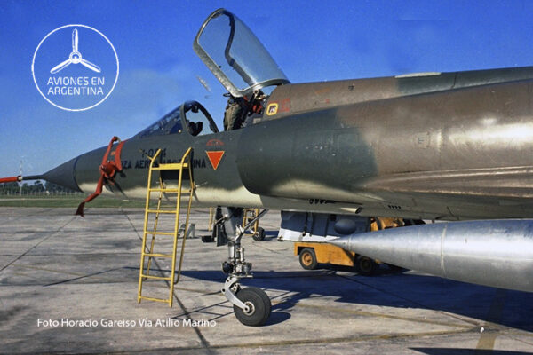 Foto 5 c-credito ArgAF-Mirage-I004-front-Moreno-April-75-Gareiso-via--Marino