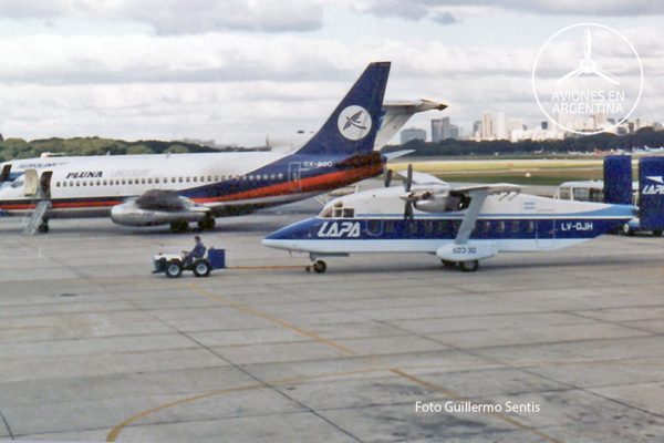 En primer plano Short 330 de LAPA LV-OJH y segundo plano Boeing 732 de Pluna CX-BOO