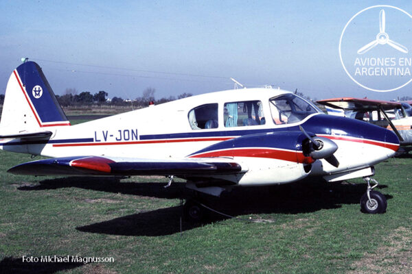 Foto 4B Arg-LVJON-Apache-DonTorcuato-July77-MMagnusson c-credito
