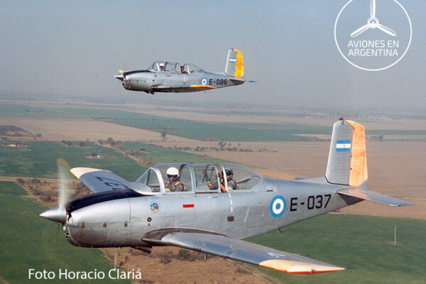 ArgAF-Mentor-E037-and-E086-flying-MGM-Coll c.credito