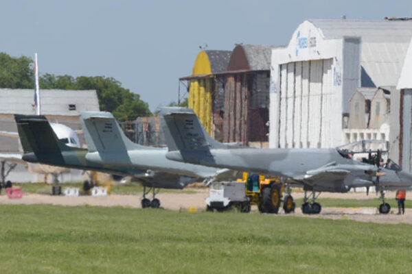 Linea de vuelo formada tras el arribo de los dos IA-58D . En primer término el IA-58H Fénix , el segundo el A-571 y el último de la línea el A-568