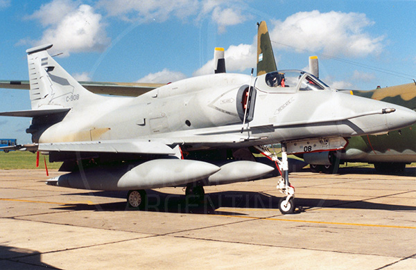 Otro aniversario de la llegada de los primeros Fightinghawk  OA/A-4AR(1997)