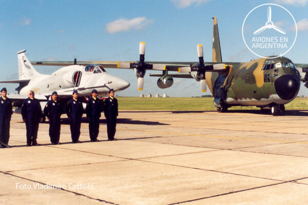 Mecánicos de A-4AR formados durante la ceremonias El C-130H que aparece en la foto TC-68 no es el que participó del Ferry