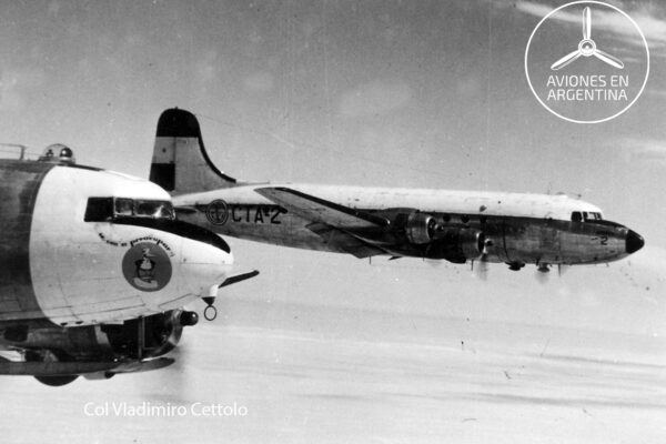 El DC-.4 CTA-2 utilizado para apoyo logístico , volando en formación al CTA-12 , se puede notar en la trompa del CTA- 12 la leyenda de como había sido bautizado " Te vas a preocupar " La foto fue sacada desde el CTA-15