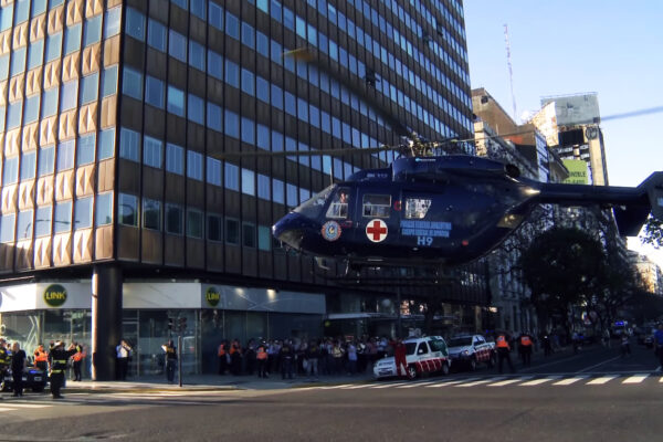 Evacuación Sanitaria sobre la avenida Alem en el centro de la Ciudad de Buenos Aires - Colección autor