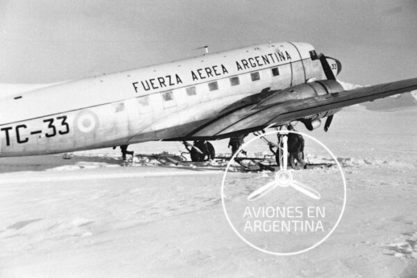 El TC-33 ya aterrizado en el Glacial Upsala Foto Brig My. ( R) Carlos E. Corino (QEPD)
