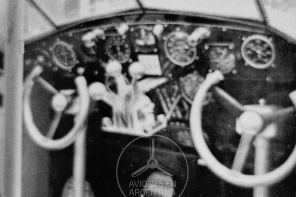 Si bien la foto esta un poco fuera de foco igualmente se puede pareciar lo que era la cockpit del Ae.M.B.1 Foto FMA Vía Atilio Enzo Marino