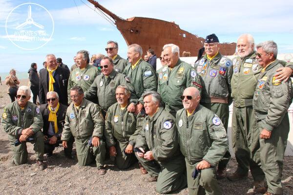 Veteranos pilotos del G5C fotografiados delante del Marjory Glen