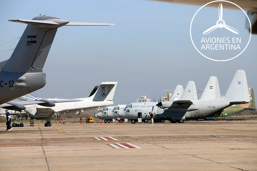 Despliegue de aviones de la Fuerza Aérea para el desfile del 10 de Agosto